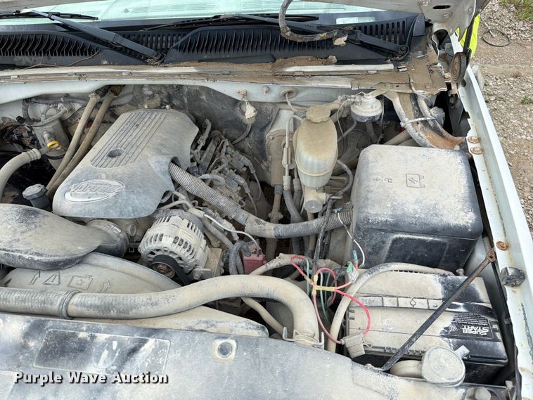 image for item EO8610 2004 GMC Sierra 2500HD flatbed pickup truck