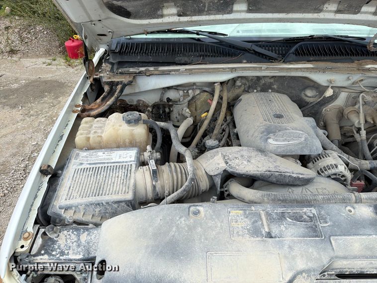 image for item EO8610 2004 GMC Sierra 2500HD flatbed pickup truck