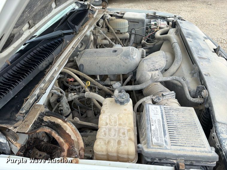 image for item EO8610 2004 GMC Sierra 2500HD flatbed pickup truck