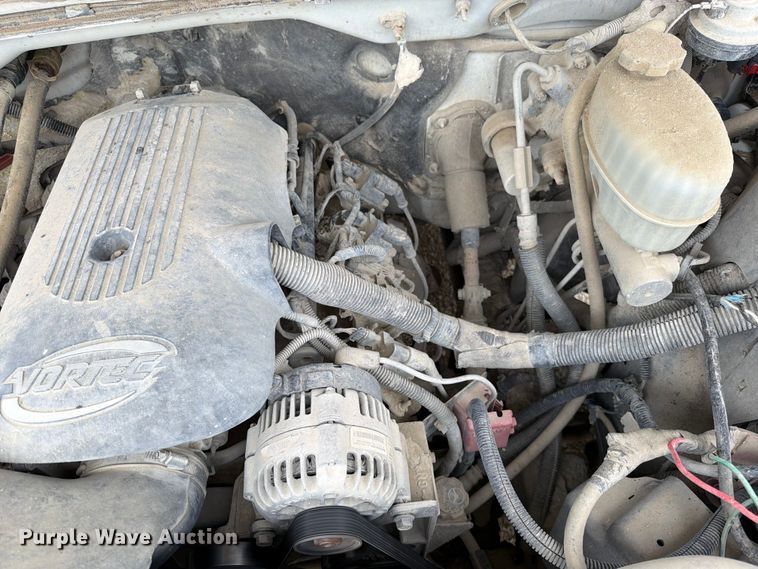 image for item EO8610 2004 GMC Sierra 2500HD flatbed pickup truck