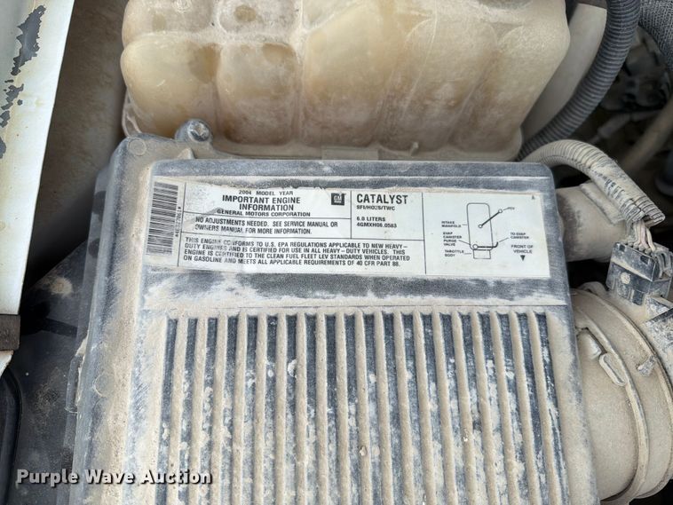 image for item EO8610 2004 GMC Sierra 2500HD flatbed pickup truck