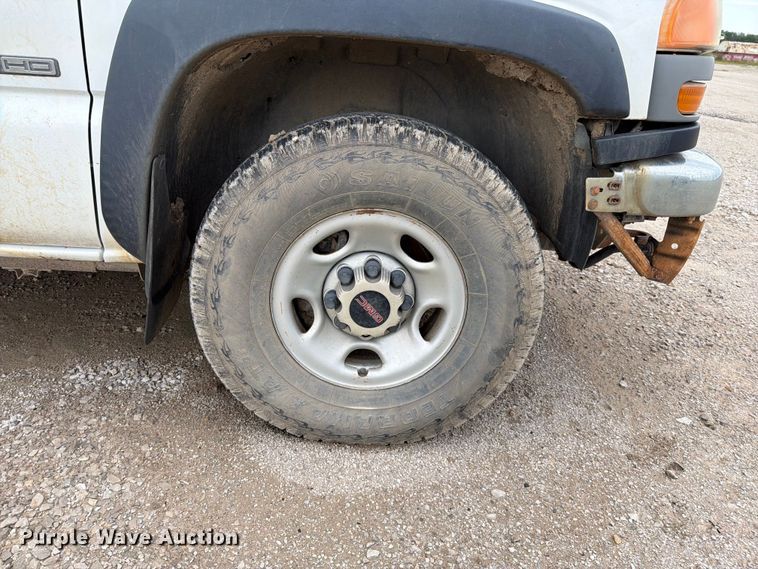 image for item EO8610 2004 GMC Sierra 2500HD flatbed pickup truck