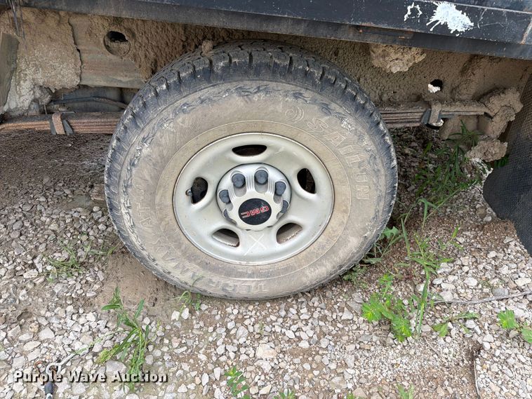 image for item EO8610 2004 GMC Sierra 2500HD flatbed pickup truck