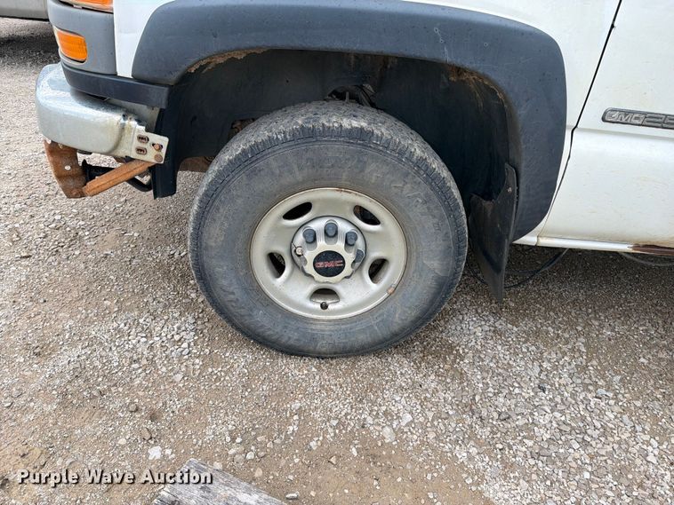image for item EO8610 2004 GMC Sierra 2500HD flatbed pickup truck