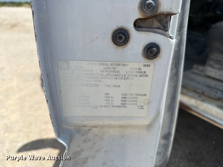 image for item EO8610 2004 GMC Sierra 2500HD flatbed pickup truck