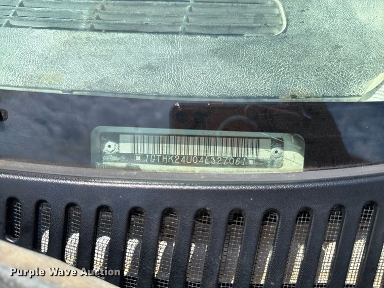 image for item EO8610 2004 GMC Sierra 2500HD flatbed pickup truck