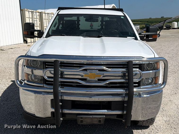 image for item EO8636 2015 Chevrolet Silverado 2500HD flatbed pickup truck