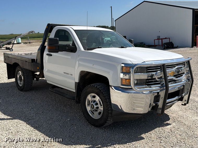 image for item EO8636 2015 Chevrolet Silverado 2500HD flatbed pickup truck