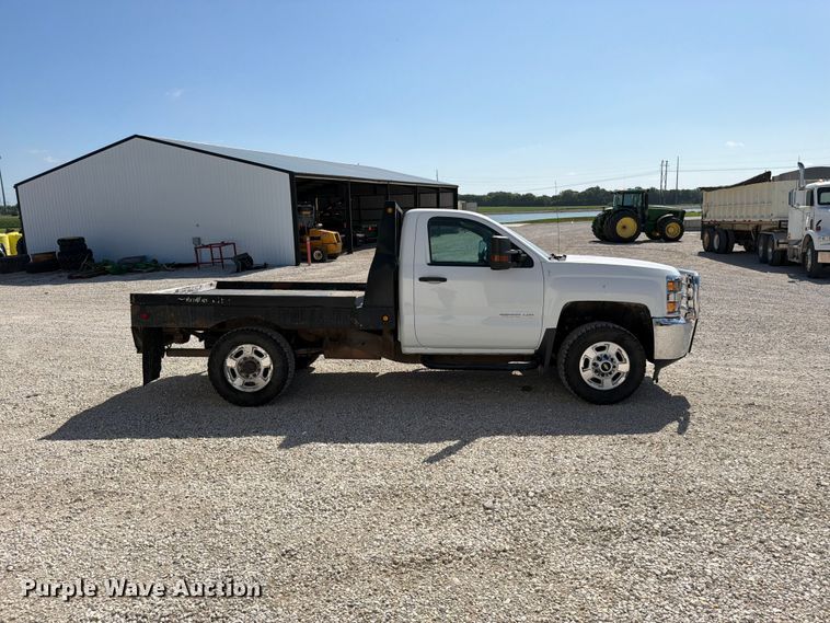 image for item EO8636 2015 Chevrolet Silverado 2500HD flatbed pickup truck
