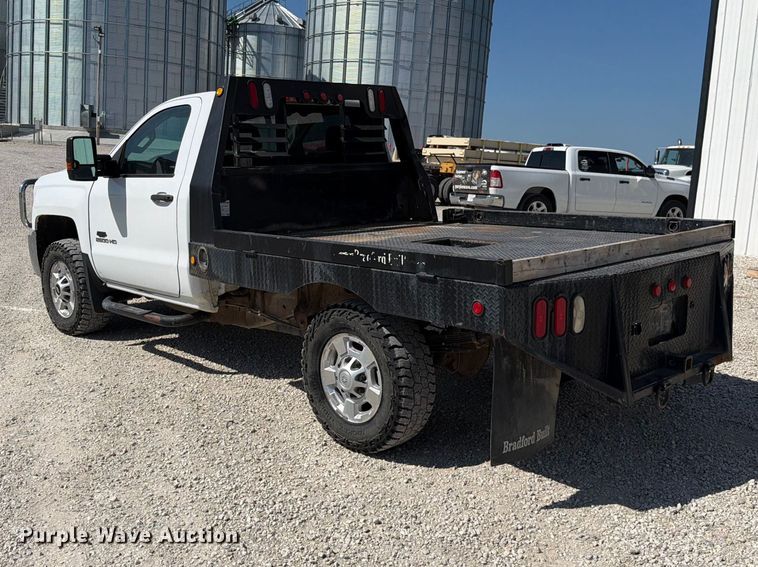 image for item EO8636 2015 Chevrolet Silverado 2500HD flatbed pickup truck
