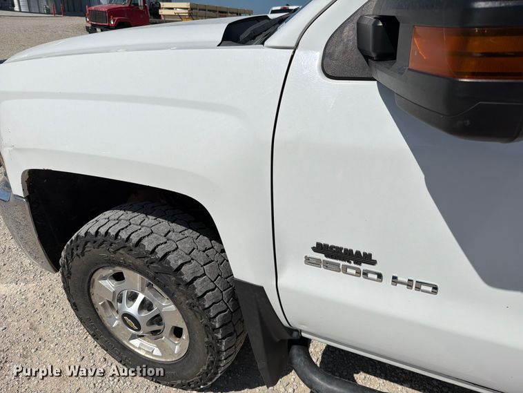 image for item EO8636 2015 Chevrolet Silverado 2500HD flatbed pickup truck