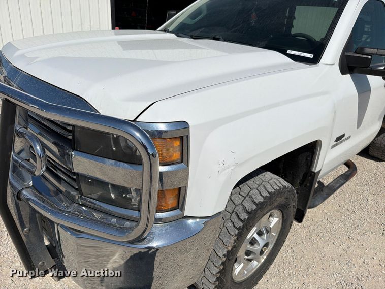 image for item EO8636 2015 Chevrolet Silverado 2500HD flatbed pickup truck