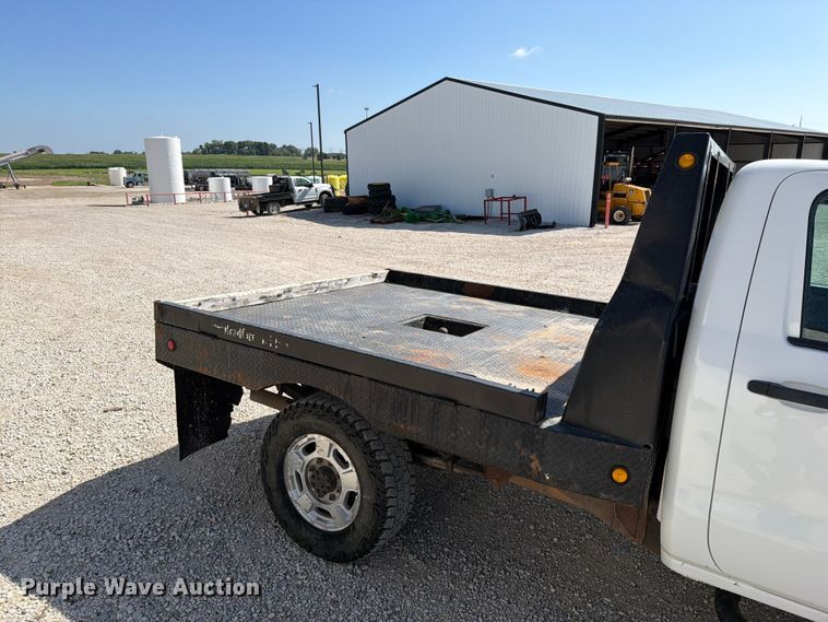 image for item EO8636 2015 Chevrolet Silverado 2500HD flatbed pickup truck