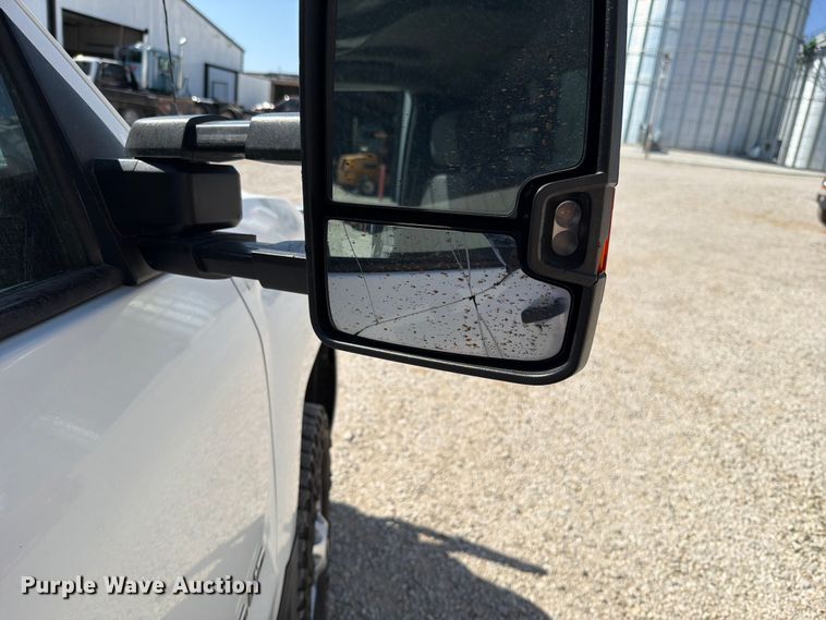 image for item EO8636 2015 Chevrolet Silverado 2500HD flatbed pickup truck