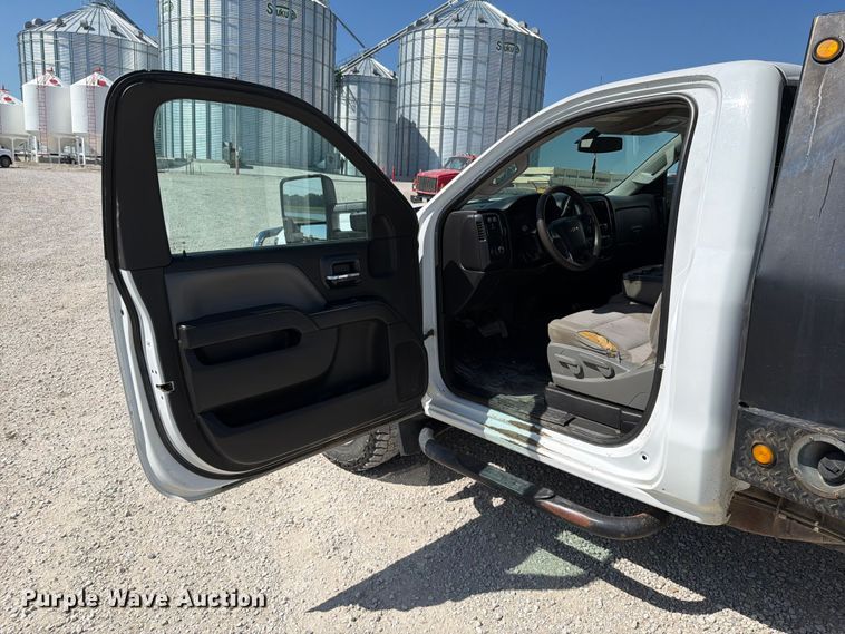 image for item EO8636 2015 Chevrolet Silverado 2500HD flatbed pickup truck