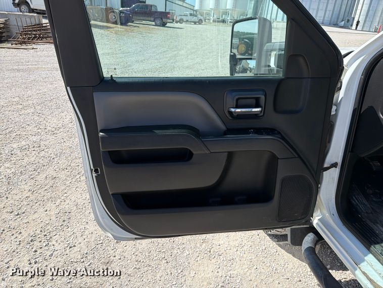 image for item EO8636 2015 Chevrolet Silverado 2500HD flatbed pickup truck