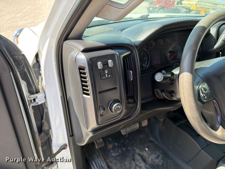 image for item EO8636 2015 Chevrolet Silverado 2500HD flatbed pickup truck