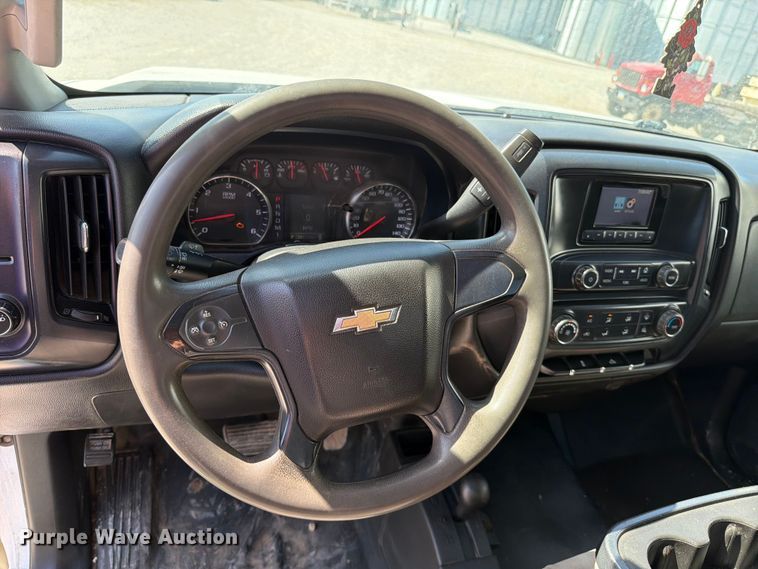 image for item EO8636 2015 Chevrolet Silverado 2500HD flatbed pickup truck