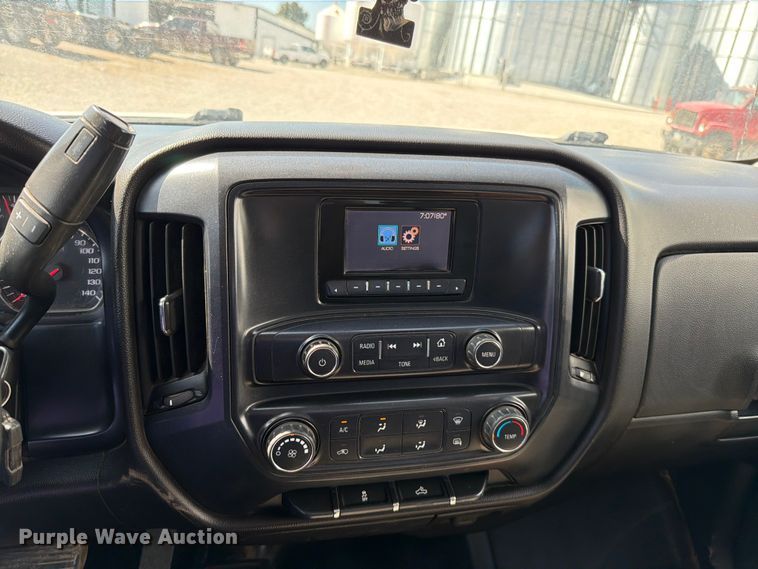 image for item EO8636 2015 Chevrolet Silverado 2500HD flatbed pickup truck
