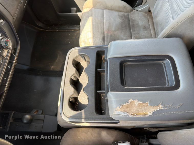 image for item EO8636 2015 Chevrolet Silverado 2500HD flatbed pickup truck