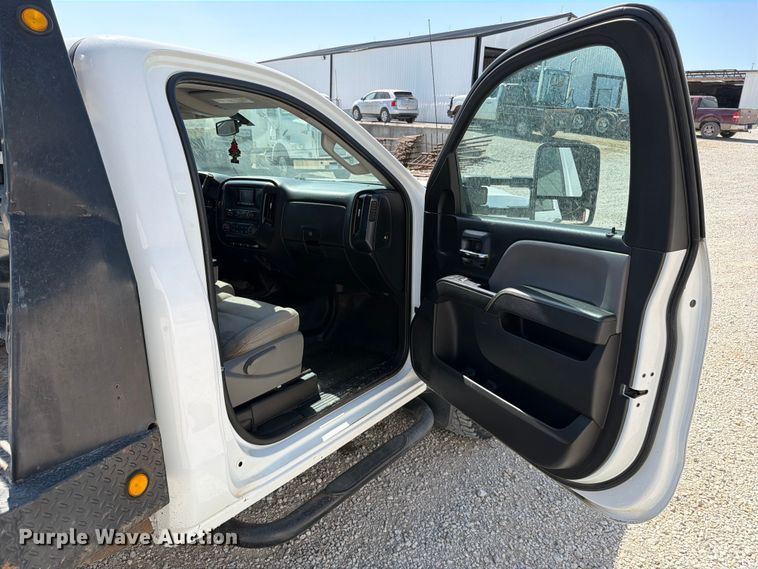image for item EO8636 2015 Chevrolet Silverado 2500HD flatbed pickup truck
