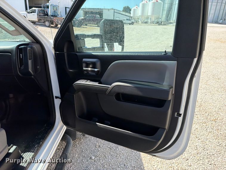 image for item EO8636 2015 Chevrolet Silverado 2500HD flatbed pickup truck