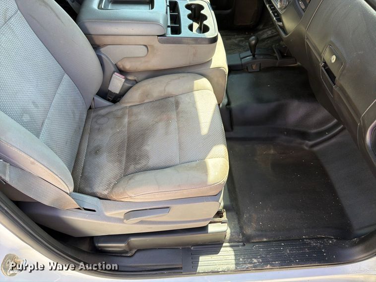 image for item EO8636 2015 Chevrolet Silverado 2500HD flatbed pickup truck