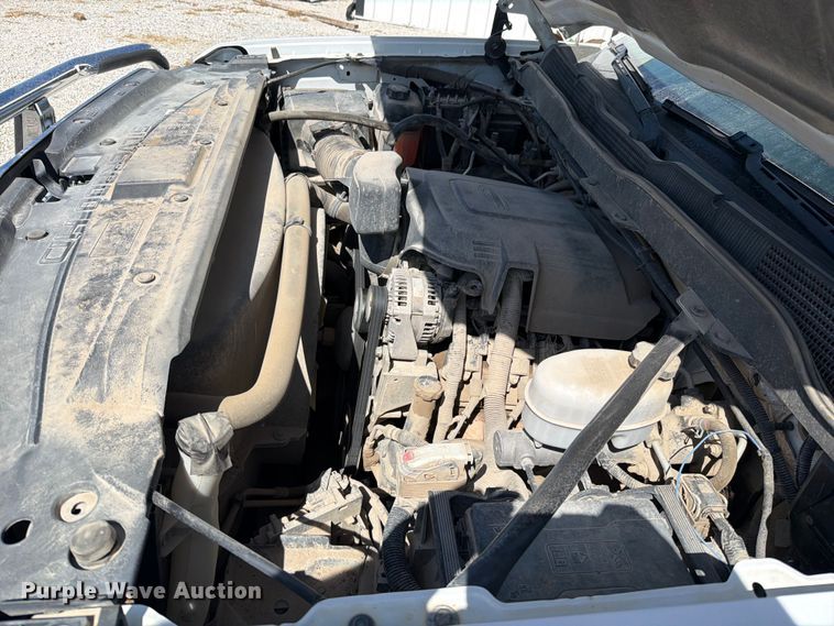 image for item EO8636 2015 Chevrolet Silverado 2500HD flatbed pickup truck