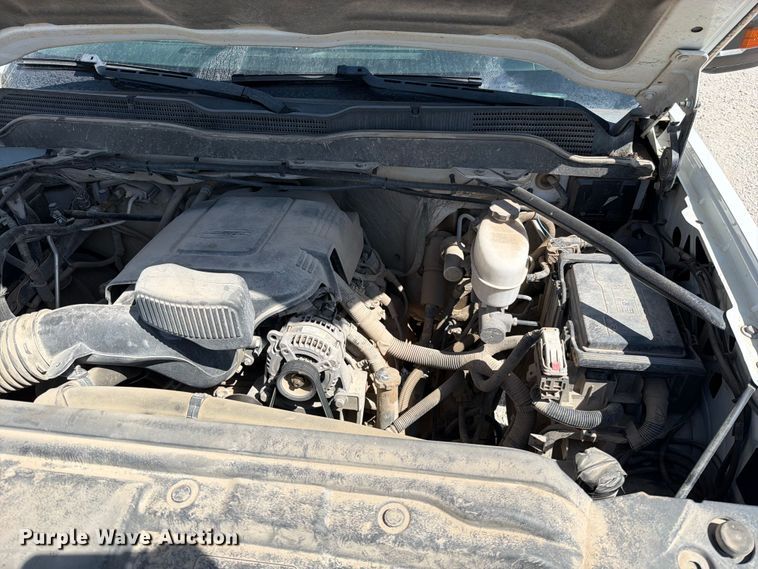 image for item EO8636 2015 Chevrolet Silverado 2500HD flatbed pickup truck
