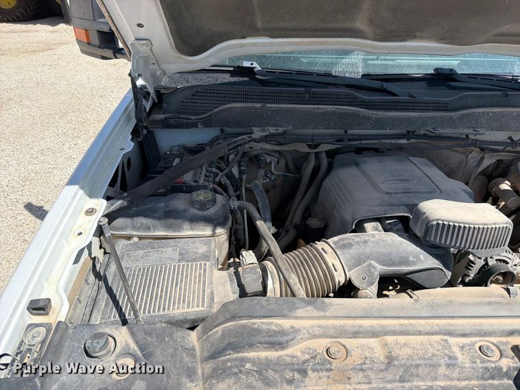 image for item EO8636 2015 Chevrolet Silverado 2500HD flatbed pickup truck