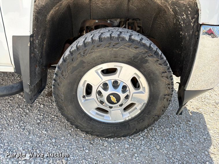 image for item EO8636 2015 Chevrolet Silverado 2500HD flatbed pickup truck