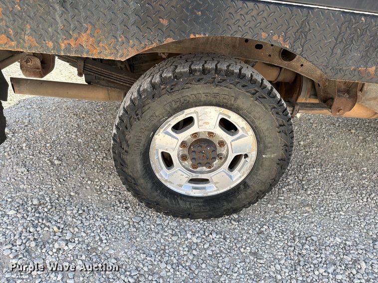 image for item EO8636 2015 Chevrolet Silverado 2500HD flatbed pickup truck
