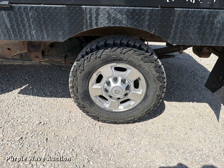 image for item EO8636 2015 Chevrolet Silverado 2500HD flatbed pickup truck