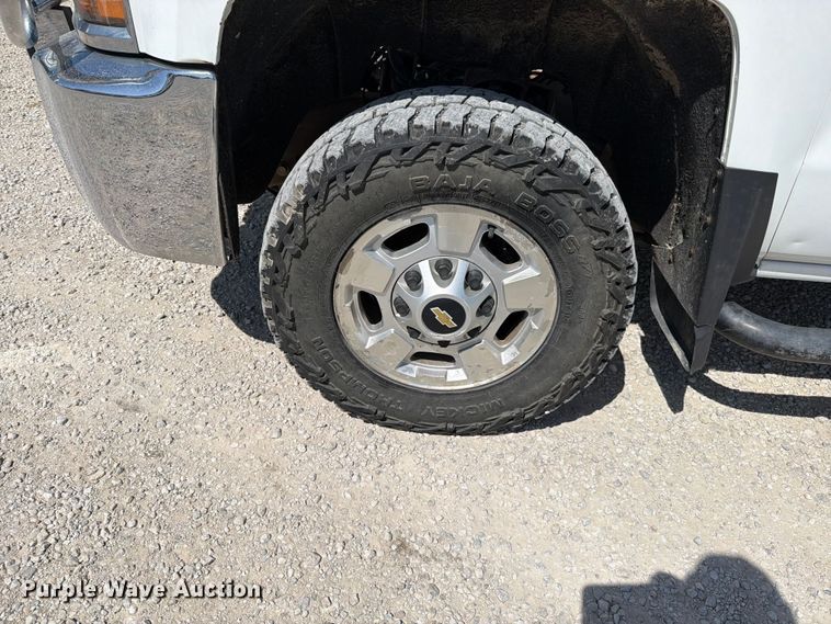image for item EO8636 2015 Chevrolet Silverado 2500HD flatbed pickup truck