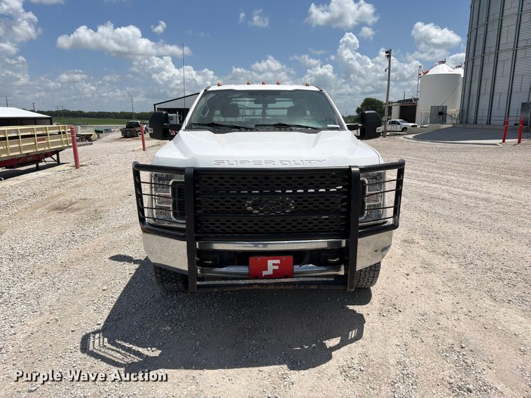 image for item EO8637 2017 Ford F250 Super Duty XL flatbed pickup truck