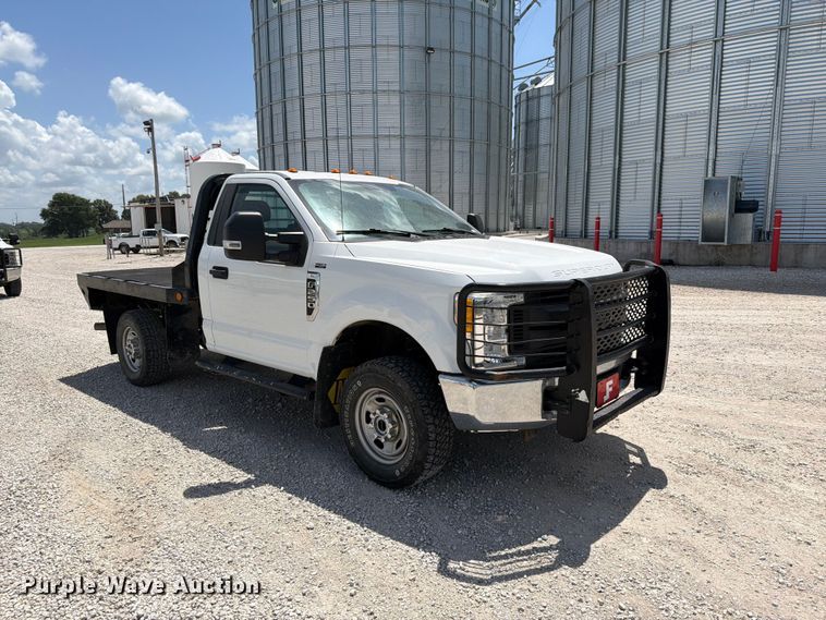 image for item EO8637 2017 Ford F250 Super Duty XL flatbed pickup truck