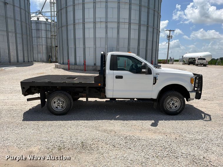 image for item EO8637 2017 Ford F250 Super Duty XL flatbed pickup truck