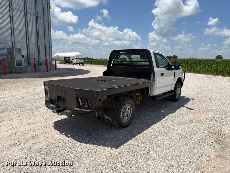 image for item EO8637 2017 Ford F250 Super Duty XL flatbed pickup truck