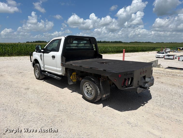 image for item EO8637 2017 Ford F250 Super Duty XL flatbed pickup truck