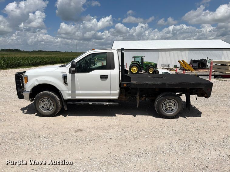 image for item EO8637 2017 Ford F250 Super Duty XL flatbed pickup truck