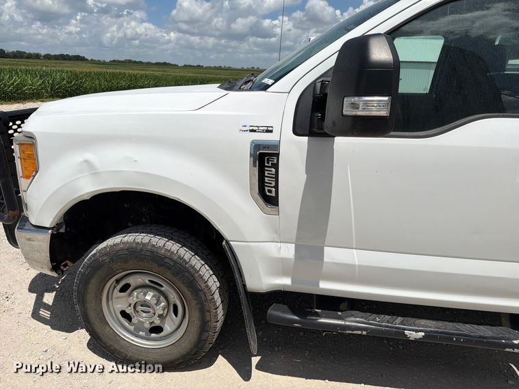 image for item EO8637 2017 Ford F250 Super Duty XL flatbed pickup truck