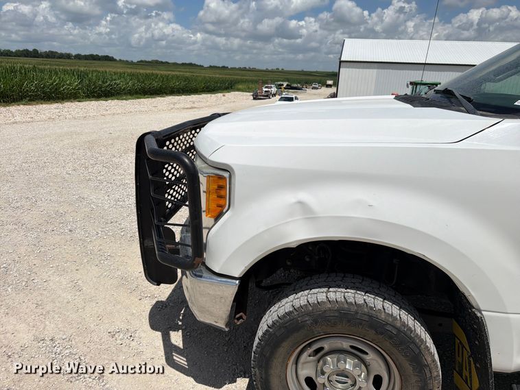 image for item EO8637 2017 Ford F250 Super Duty XL flatbed pickup truck
