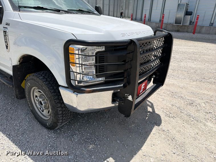 image for item EO8637 2017 Ford F250 Super Duty XL flatbed pickup truck