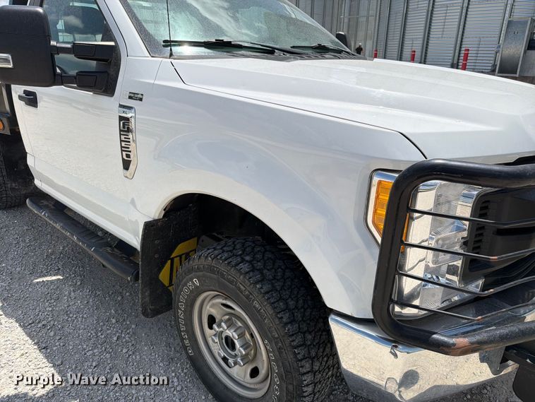 image for item EO8637 2017 Ford F250 Super Duty XL flatbed pickup truck