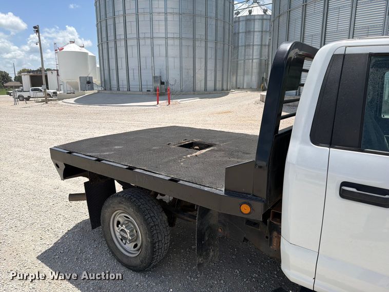 image for item EO8637 2017 Ford F250 Super Duty XL flatbed pickup truck