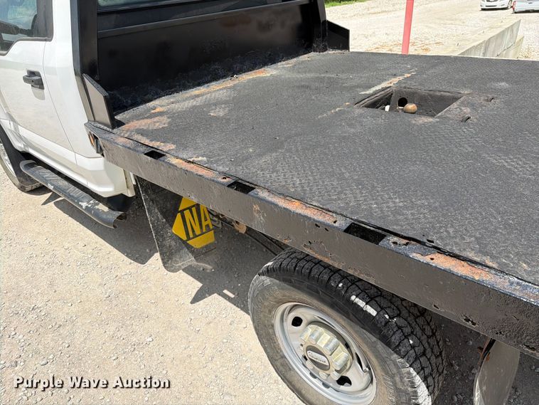 image for item EO8637 2017 Ford F250 Super Duty XL flatbed pickup truck