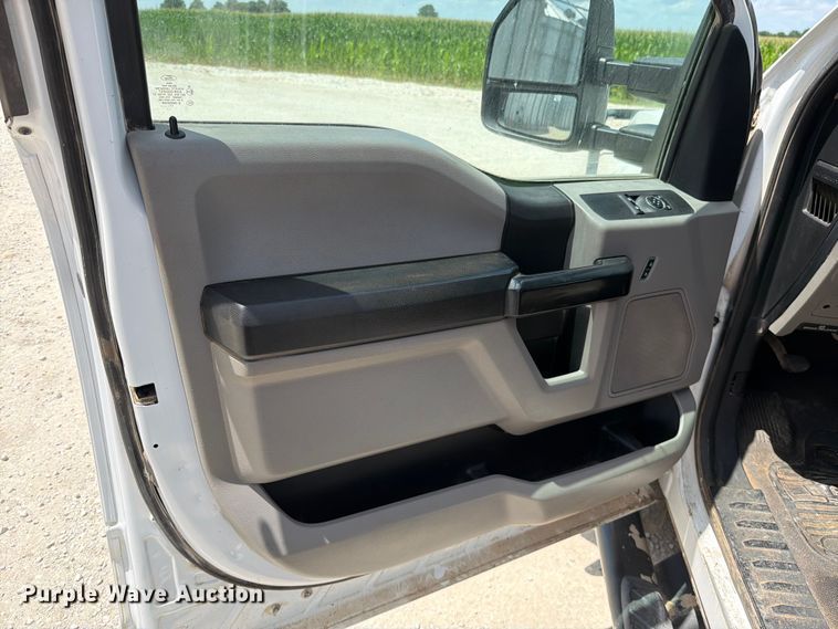 image for item EO8637 2017 Ford F250 Super Duty XL flatbed pickup truck