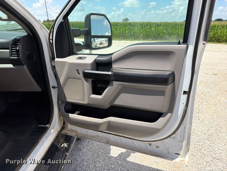 image for item EO8637 2017 Ford F250 Super Duty XL flatbed pickup truck