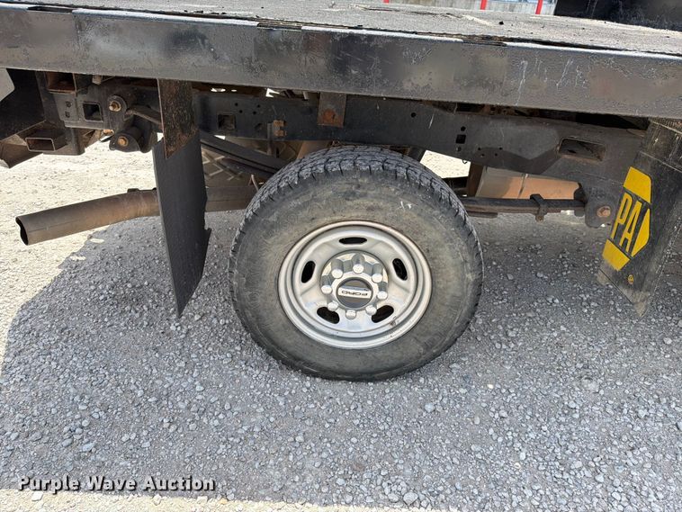 image for item EO8637 2017 Ford F250 Super Duty XL flatbed pickup truck