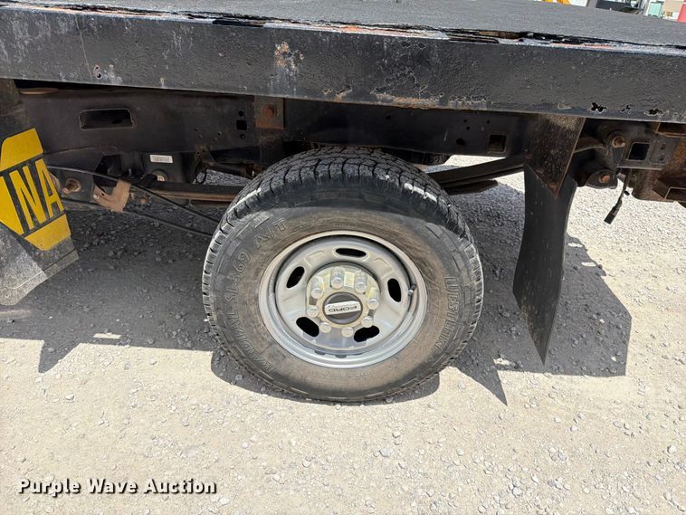 image for item EO8637 2017 Ford F250 Super Duty XL flatbed pickup truck